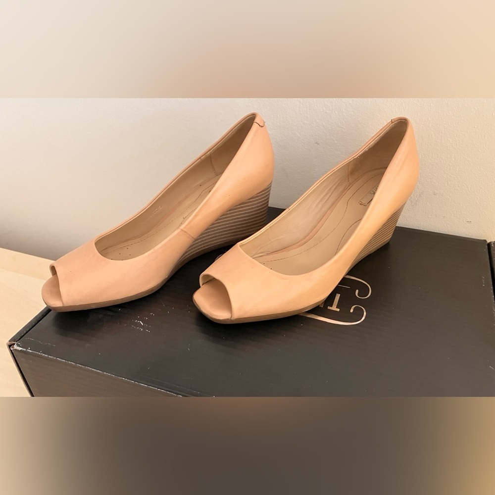 Women’s Wedge Heel Open toe shoes - size 7.5